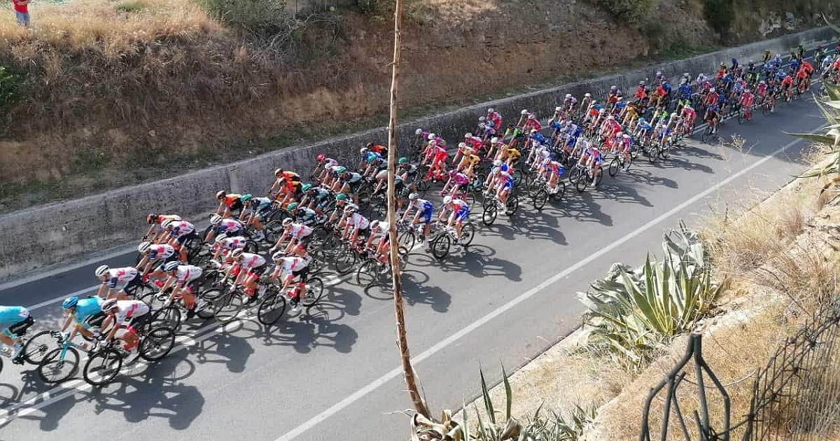 Il Giro d'Italia lambisce Sciacca, il Museo Diffuso e la padellata di San Pietro nella telecronaca della Rai