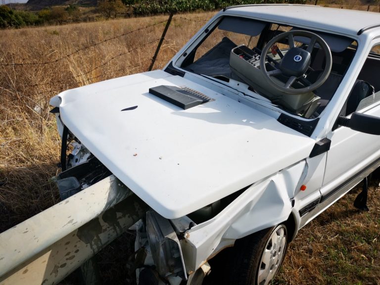 Il guardrail taglia in due l’auto, una donna resta miracolosamente illesa