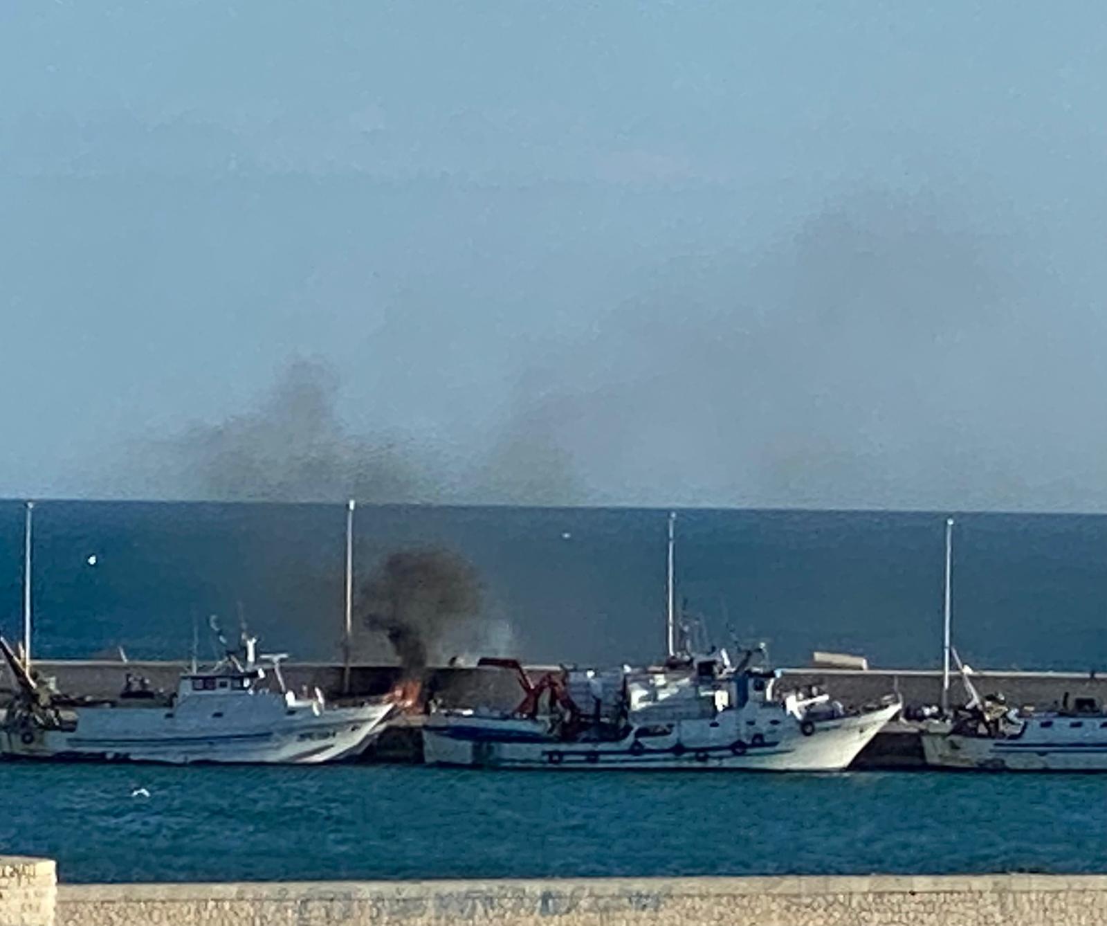 A fuoco i rifiuti abbandonati al porto di Sciacca, ormai discarica costante