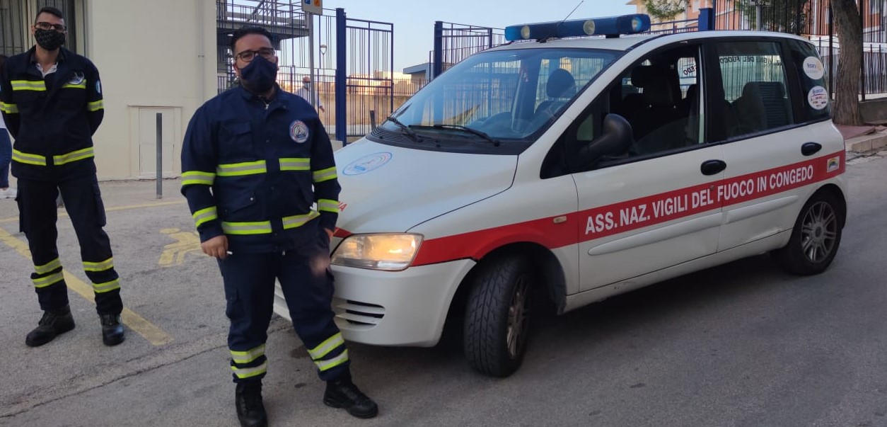 I servizi antiassembramento davanti alle scuole di Sciacca, i volontari: "Tante mamme dopo avere accompagnato i figli si fermano a parlare"