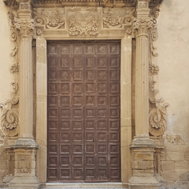 Si sarebbe avvalsa dei figli  di 4 e 7 anni per chiedere soldi davanti a una chiesa di Sciacca, condannata