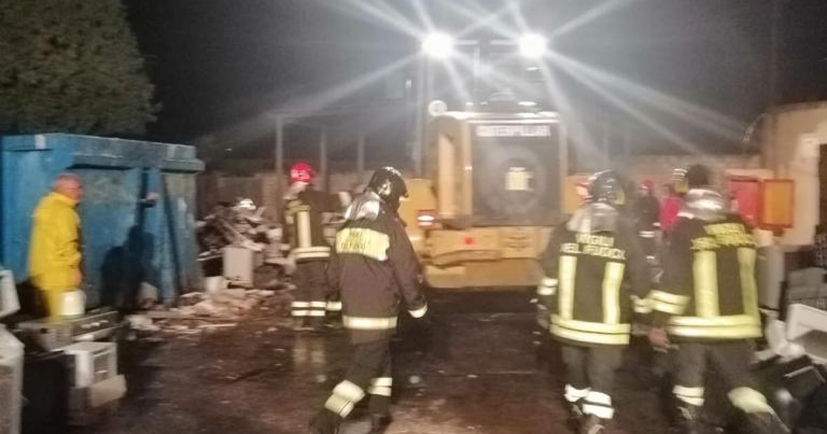 Incendio durante la notte all’isola ecologica di contrada Perriera a Sciacca  (Foto)