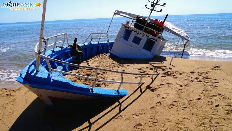 Relitti di barche abbandonati sulla spiaggia di Torre Salsa, Mareamico:"Inquinano la zona occorre riutilizzarli"