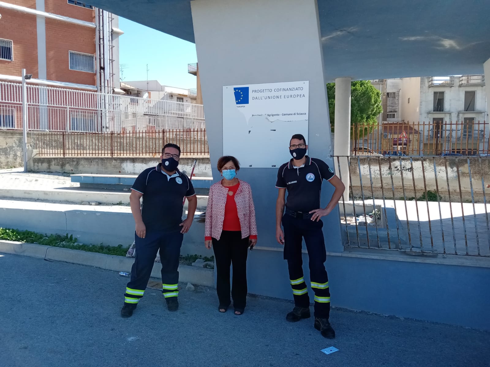 Vigili del fuoco in congedo ritinteggiano dalle imbrattature il parcheggio Catusi, ora stop al degrado