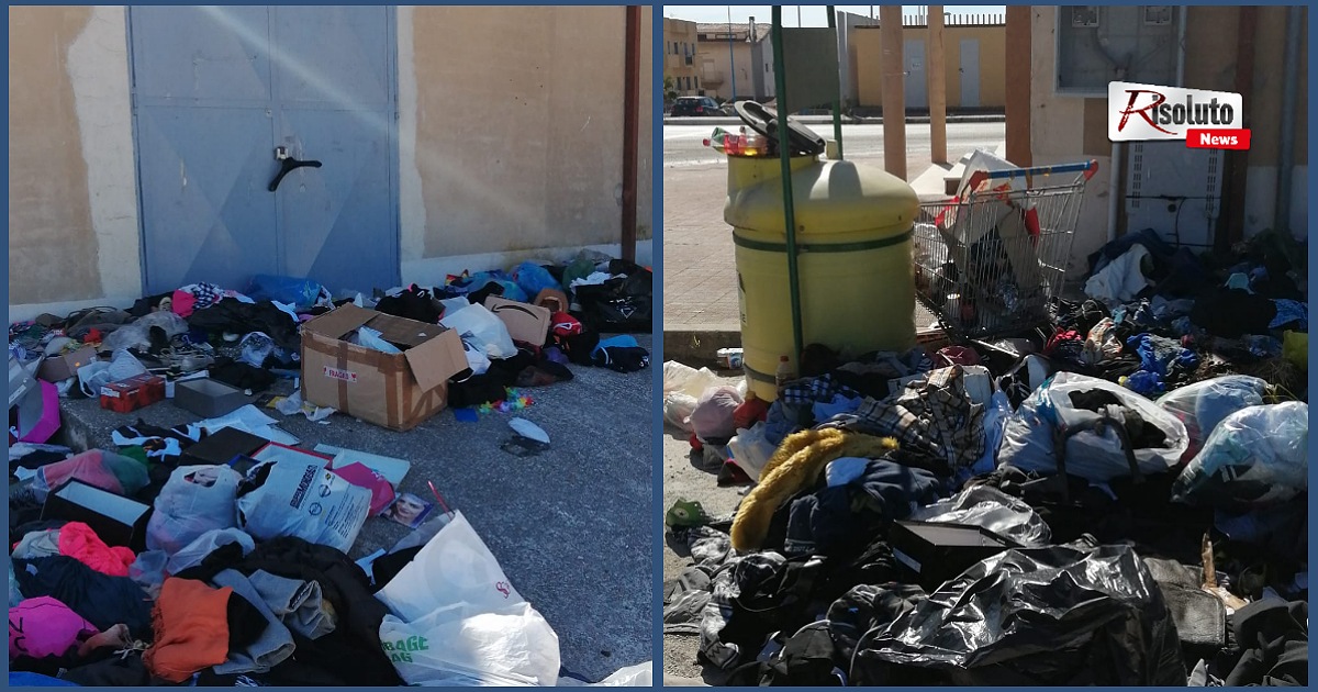Cumuli di rifiuti e capi d'abbigliamento dismessi  in Piazza La Rosa, a Sciacca, sul posto anche scatoloni e carrelli della spesa
