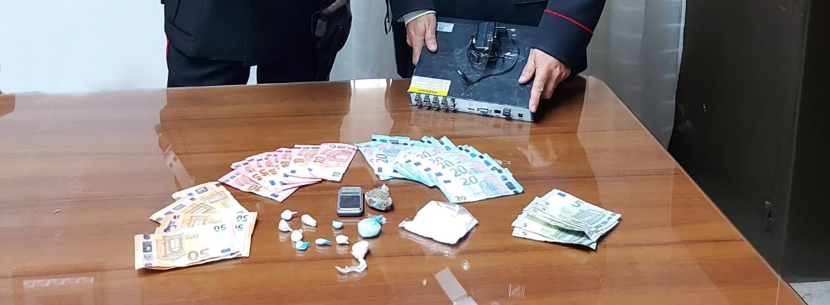 Carabinieri si fingono operai impegnati in un trasloco per eludere un impianto di videosorveglianza e arrestano un riberese per droga