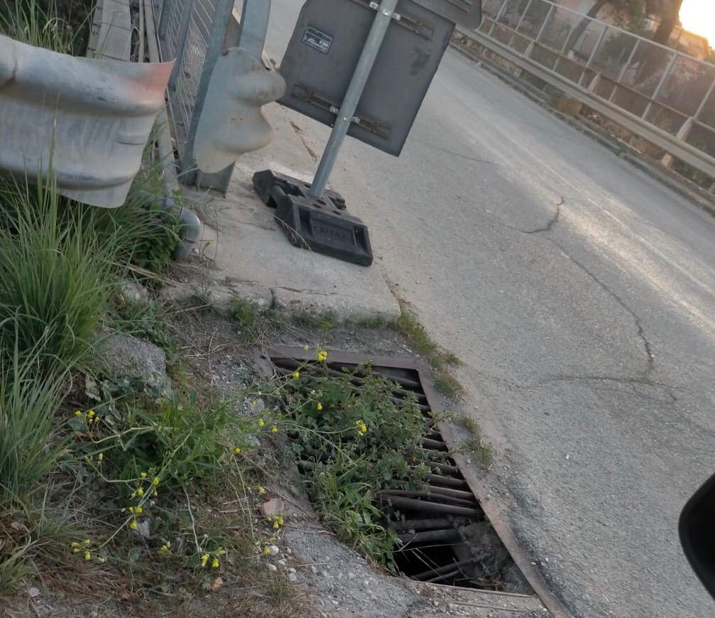 Pericolo in via Aldo Moro a Sciacca, Monte: "Le transenne e una caditoia ostacolano il passaggio veicolare"