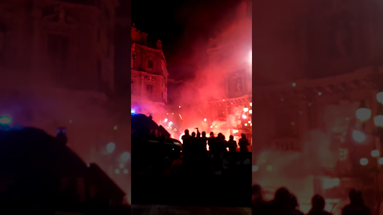 Corteo pacifico dei commercianti a Palermo si trasforma in guerriglia urbana, ferito un operatore