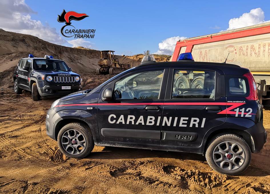 Prelevavano sabbia rossa con escavatore e camion da un terreno non di loro proprietà, arrestati per furto