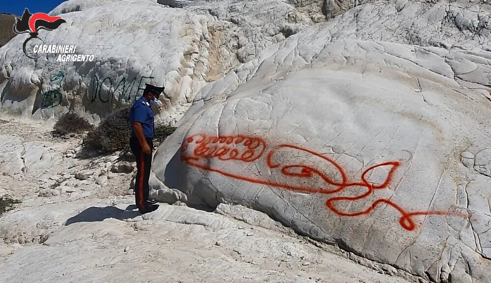 Denunciato dai carabinieri di Agrigento un uomo che avrebbe deturpato la marna di Punta Bianca