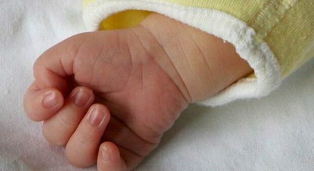 Getta il neonato appena partorito dalla finestra di casa, tragedia a Trapani