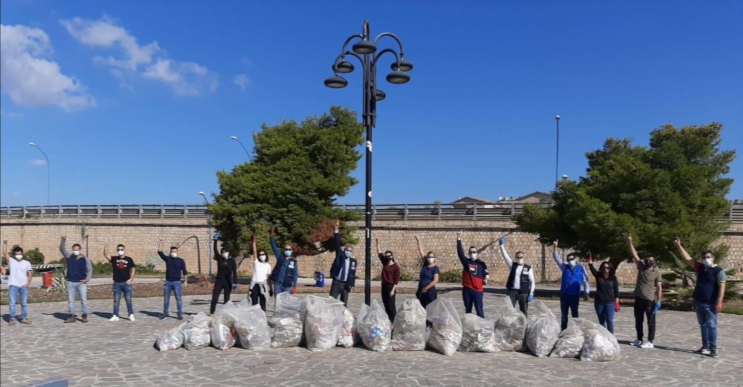 Ribera, un gruppo di cittadini insieme a dei volontari del Wwf ripuliscono la piazzetta Montecarlo
