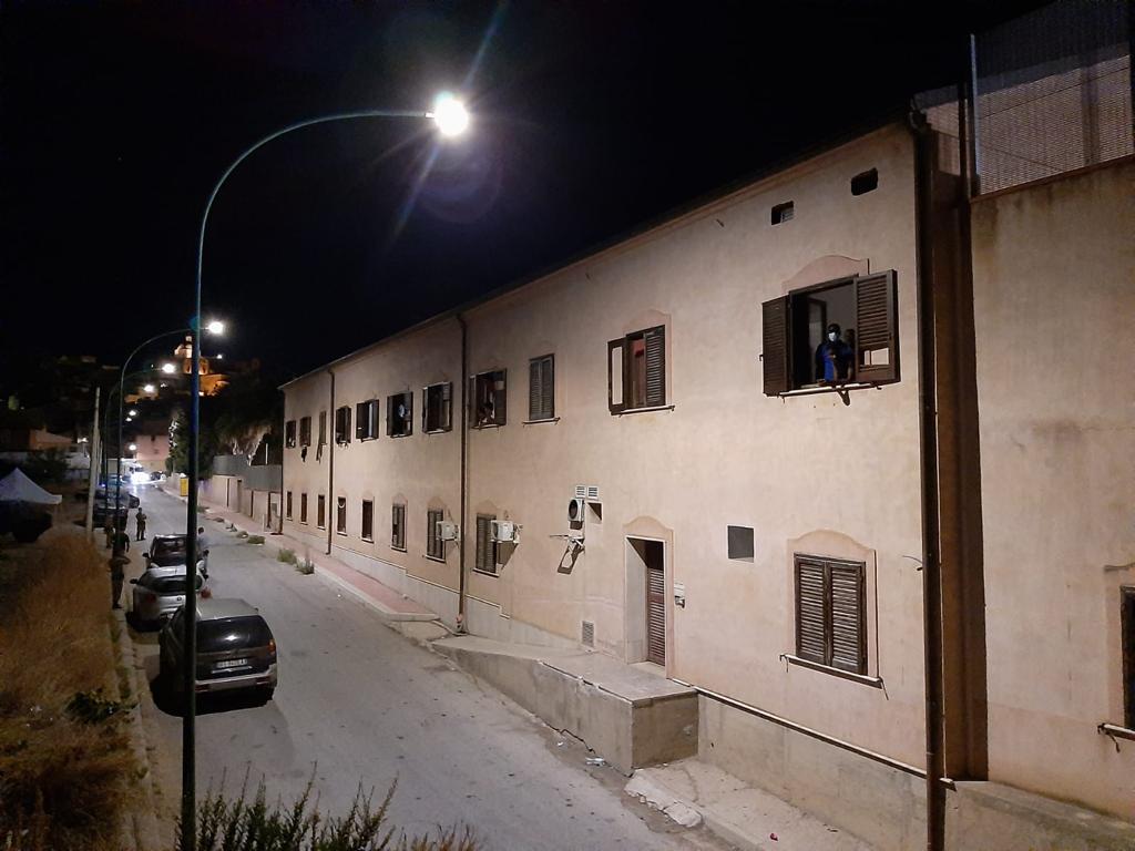 In trenta in fuga dal centro di accoglienza di Siciliana, il sindaco Zambito: "Preoccupati per la pandemia in corso, non e' razzismo".