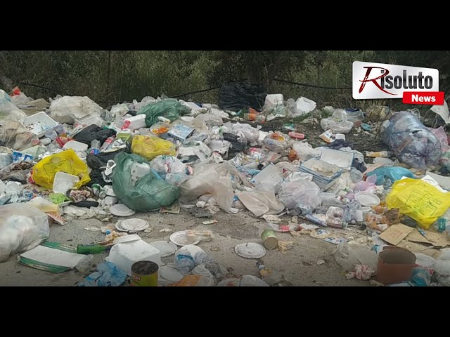 Discarica per tutte le stagioni in contrada San Giorgio a Sciacca, carreggiata invasa dai rifiuti