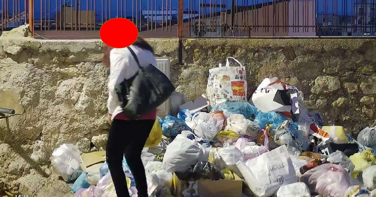 Rifiuti sotto la torre campanaria di San Michele a Sciacca, dieci giorni fa i primi verbali da 200 euro (Foto)