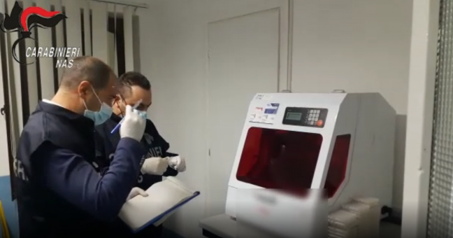 Inchiesta choc su un laboratorio di Alcamo, il tampone è negativo e muore una donna