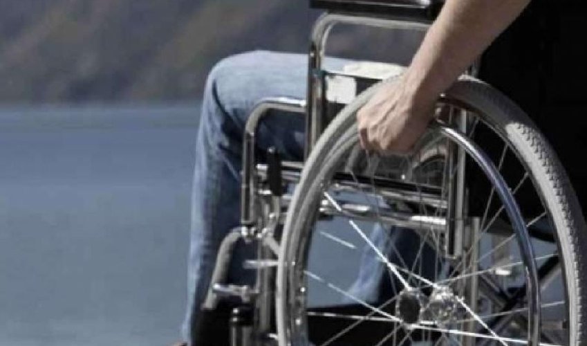 Disabile cade dalla carrozzina e muore, viene filmato e il video postato subito sui social