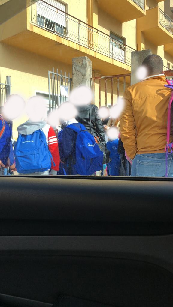 Ancora assembramenti davanti le scuole di Sciacca nonostante disposizioni e ingressi scaglionati