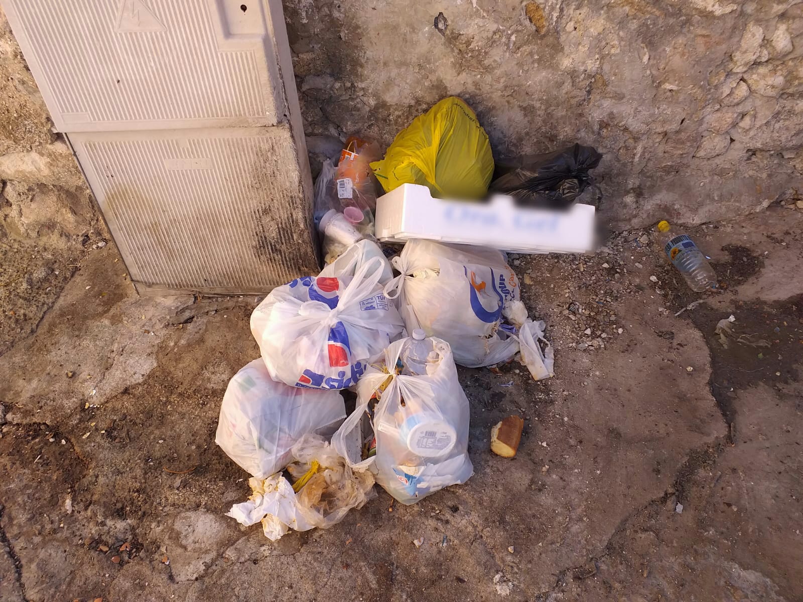 Torre Campanaria di San Michele a Sciacca, ieri la bonifica e questa mattina i rifiuti