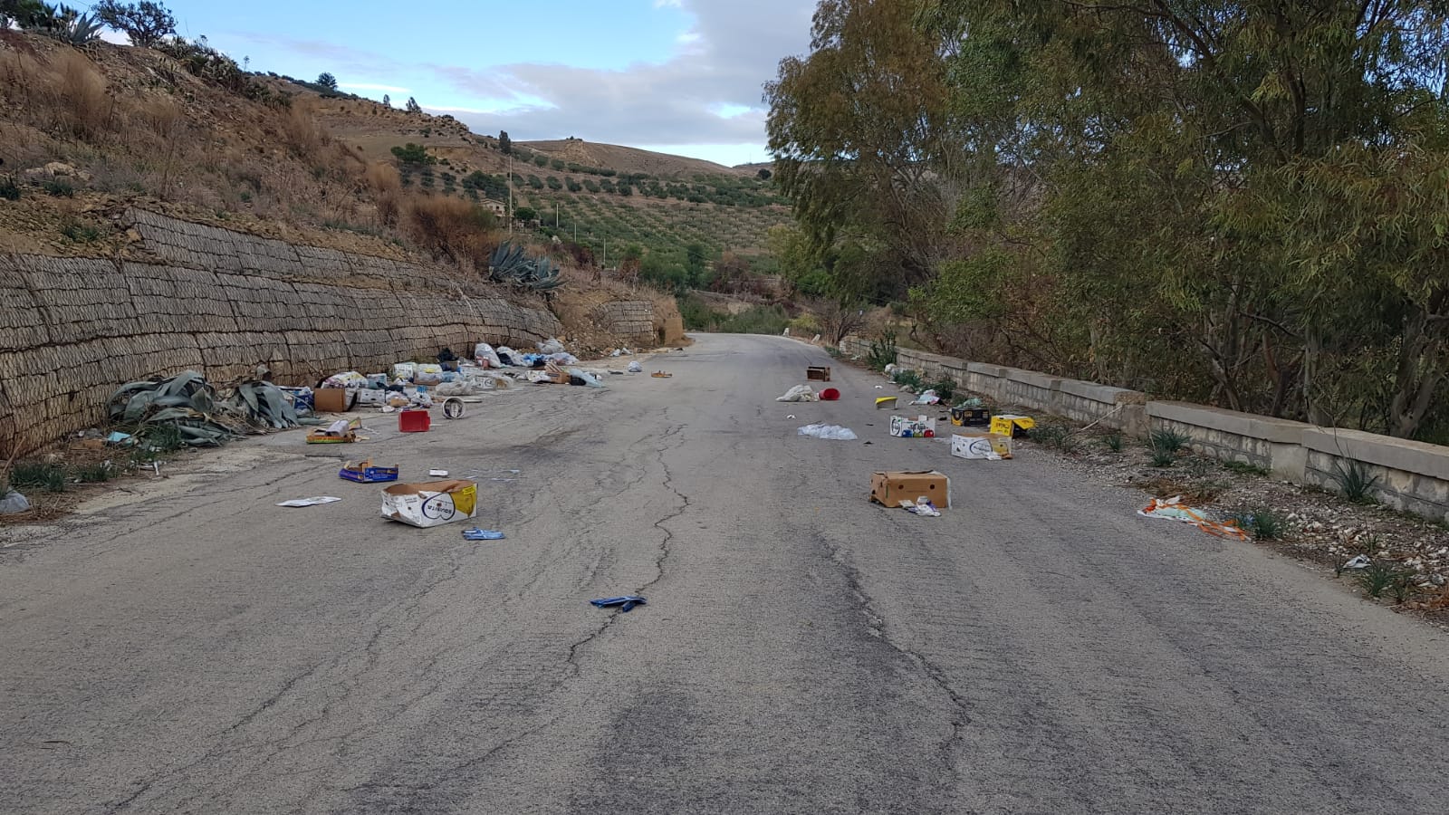 Rifiuti per strada nella contrada Lumia di Sciacca, inciviltà senza fine