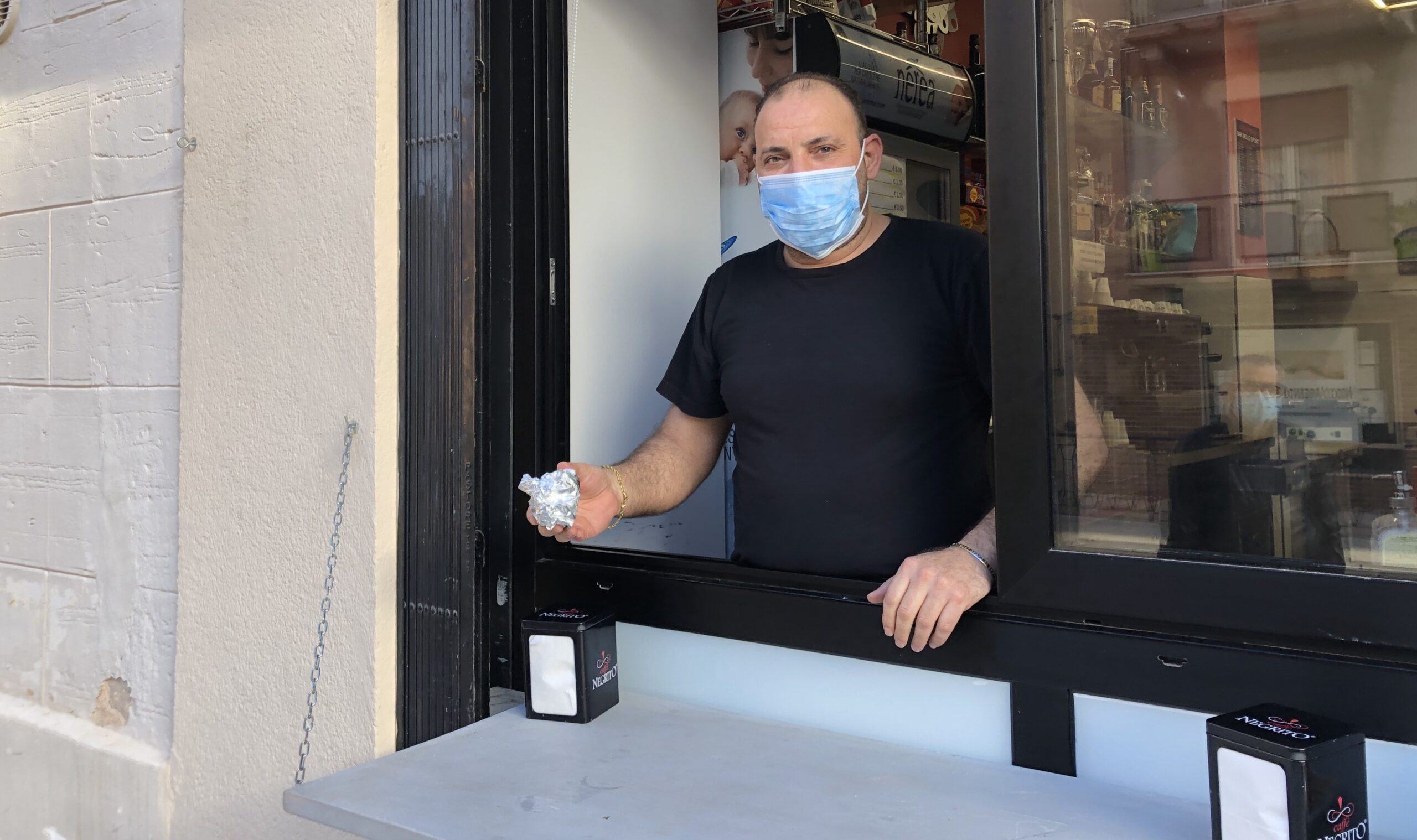 Una finestra sulla via Licata per il caffè da asporto al Bar Sport di Sciacca