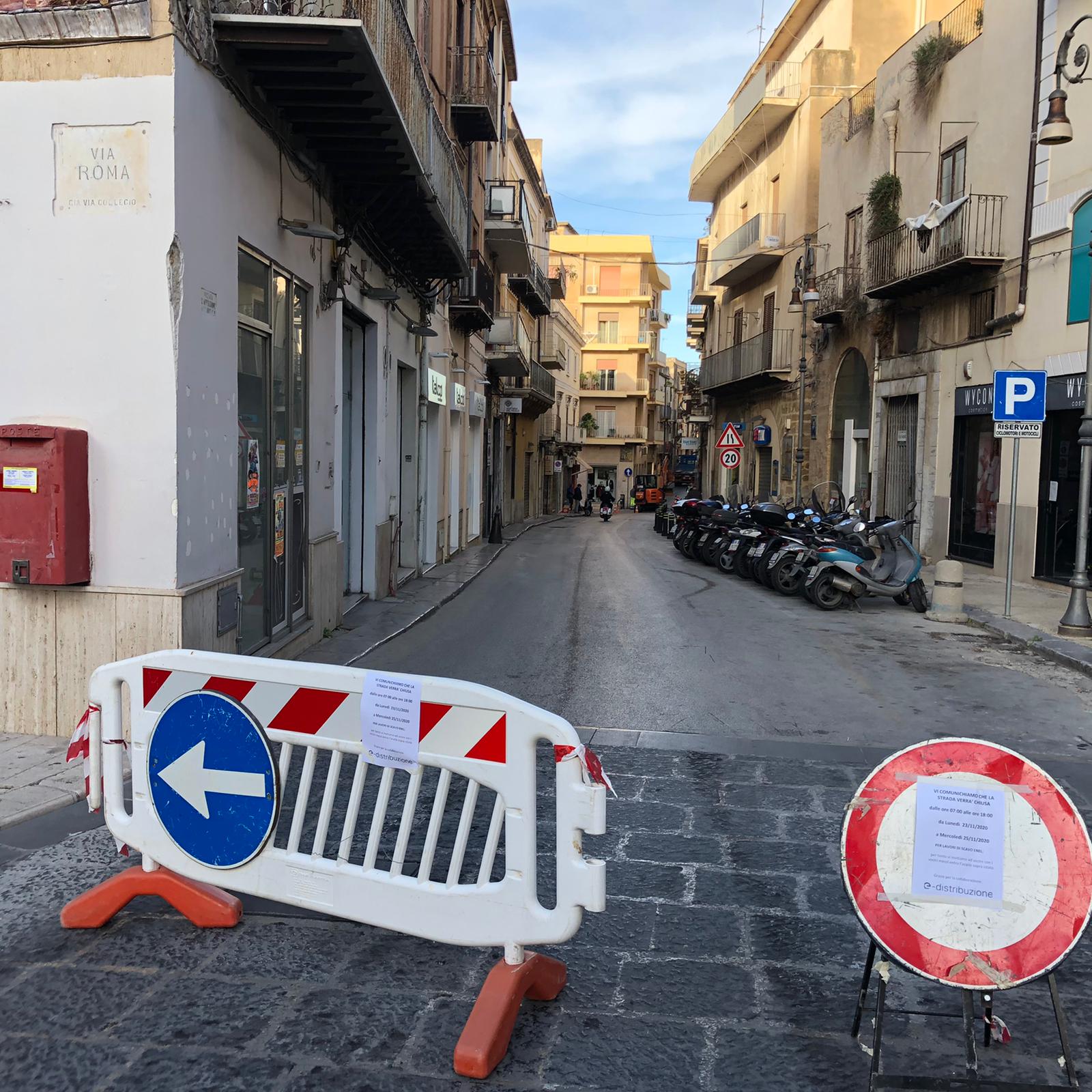 Lunedì di lavori in un tratto di via Licata a Sciacca chiusa al traffico, i commercianti:"Noi non informati"