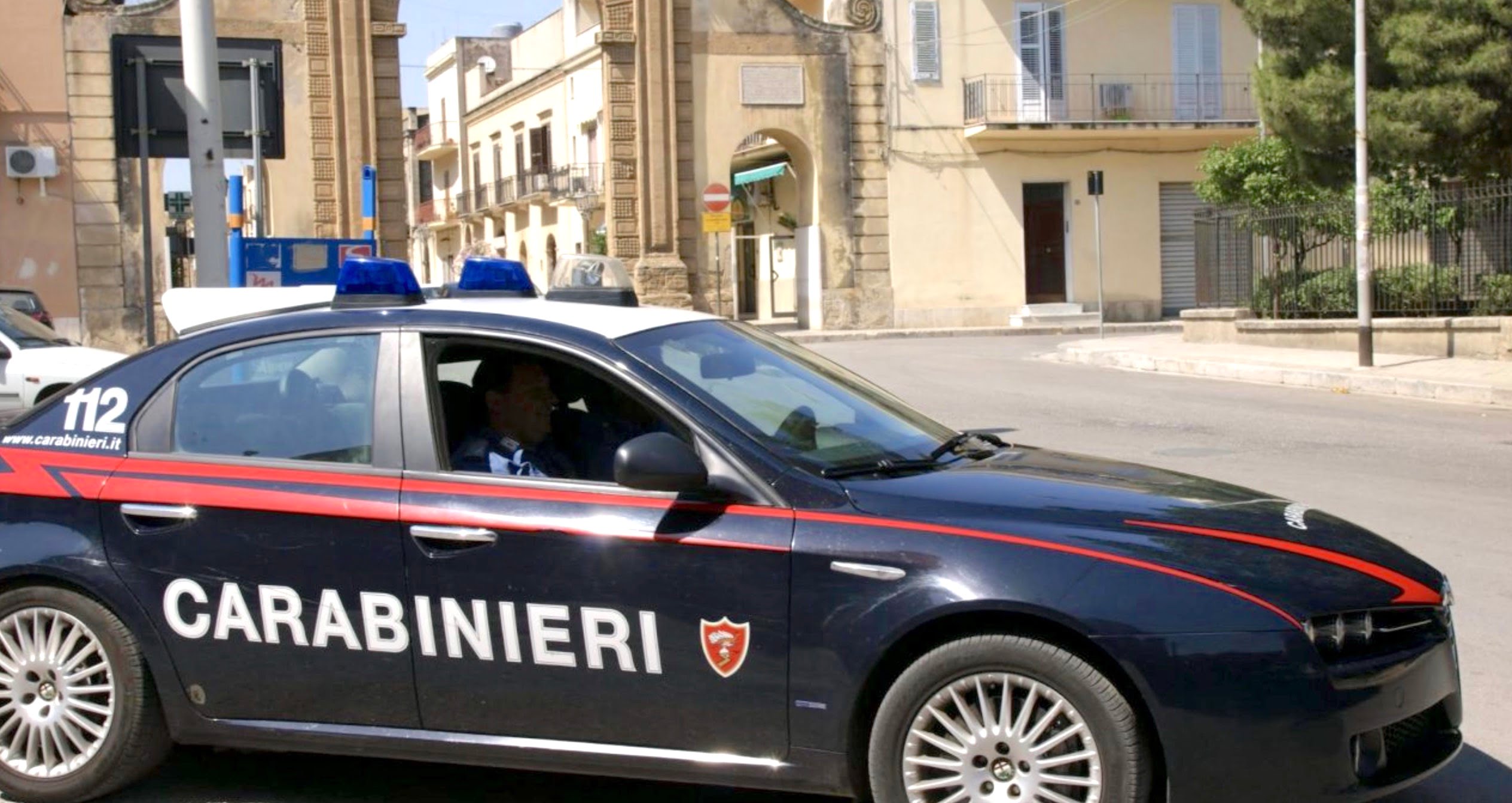 Anziano trovato riverso sul pavimento, salvato in extremis dai carabinieri