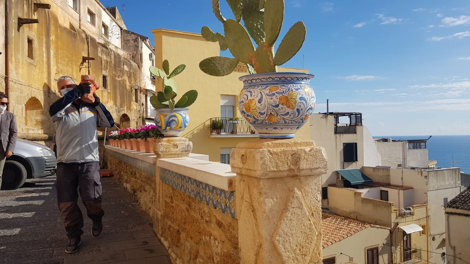 Belvedere Campidoglio, dopo le polemiche via le transenne e spuntano i vasi di fiori