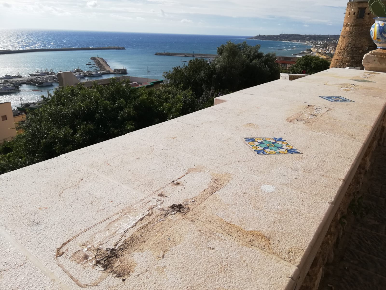 Belvedere Campidoglio, rimossi anche i vasi di fiori ma solo momentaneamente per essere agganciati