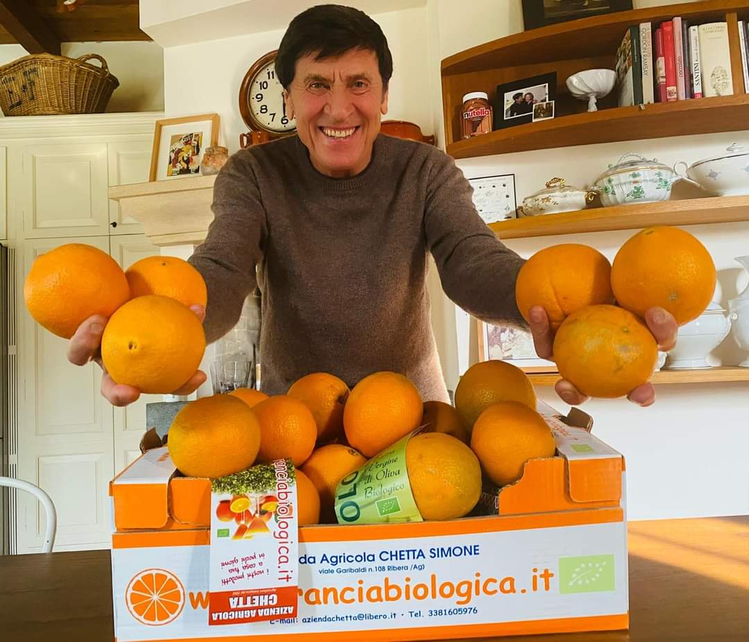 Gianni Morandi riceve anche quest’anno le arance di Ribera e le elogia sui social