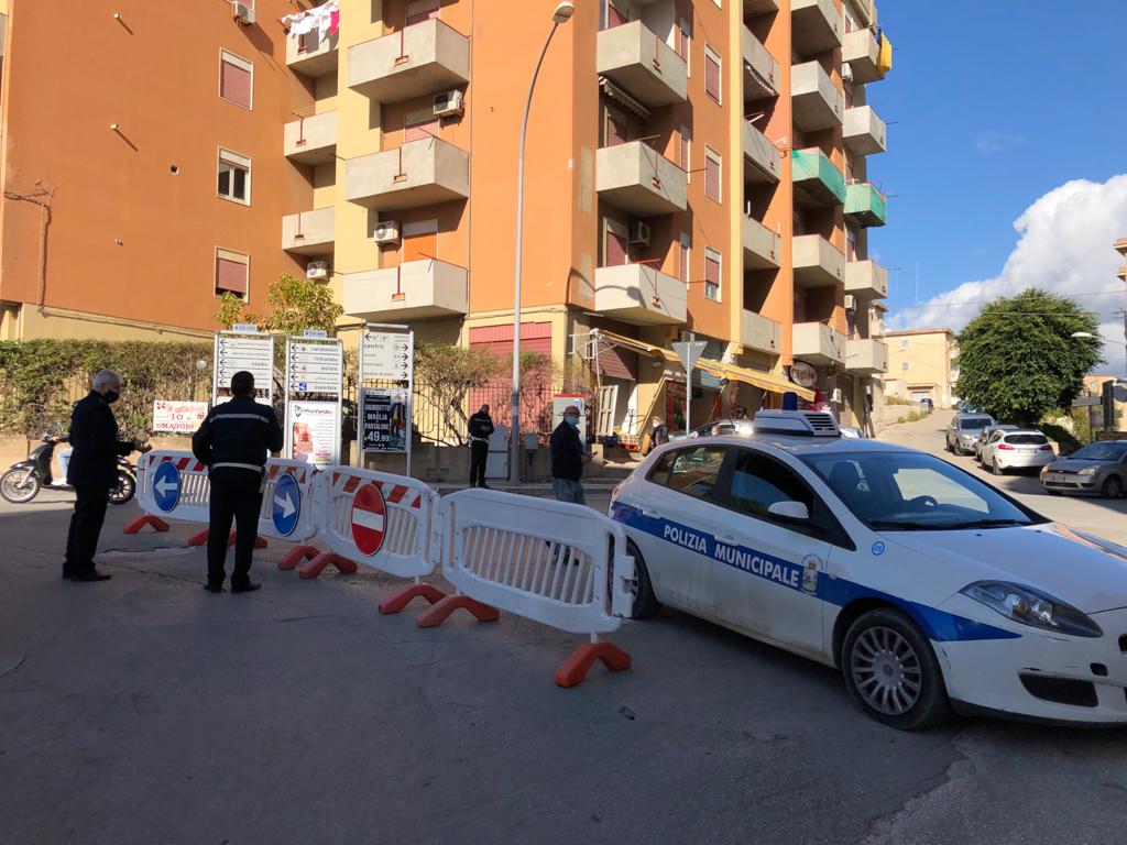 Cedimento tra via Tacito e via Amendola, transenne e senso obbligato solo verso il quartiere Perriera