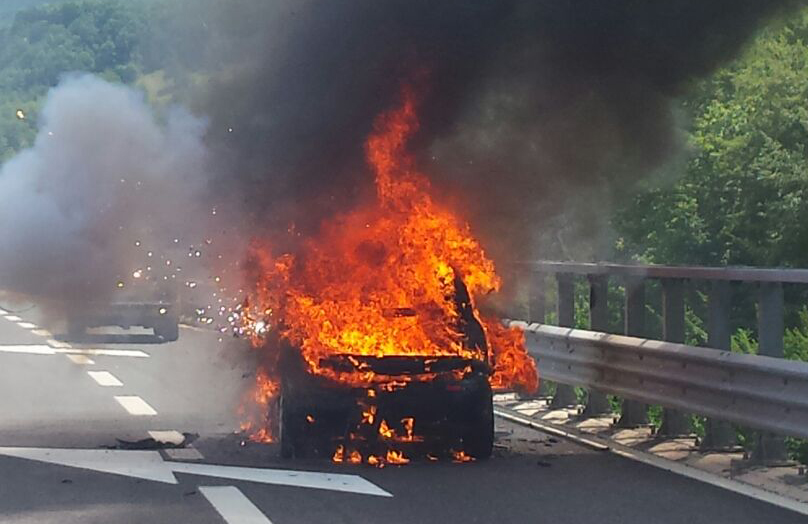 L'auto sulla quale viaggia va a fuoco mentre è su strada, salvo un uomo di 57 anni
