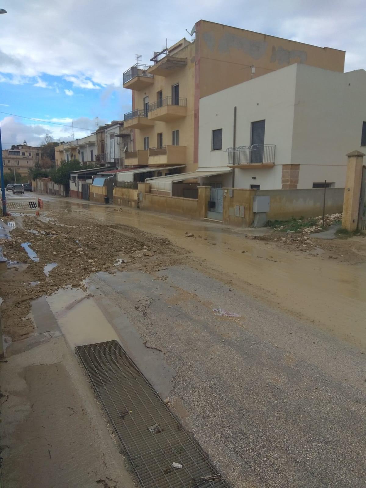 Via Lido, altra pioggia e altra melma si riversa in strada, il finanziamento annunciato non risolvera' i problemi in questo tratto