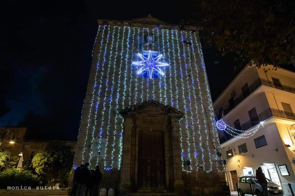 Si illumina per Natale il centro storico di Sciacca, anche cinque alberi e duecento piante per abbellire strade e piazze