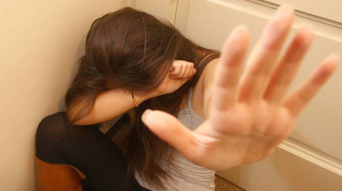 Ragazzina di 13 anni denuncia il padre per violenza sessuale, arrestato un uomo di 50 anni