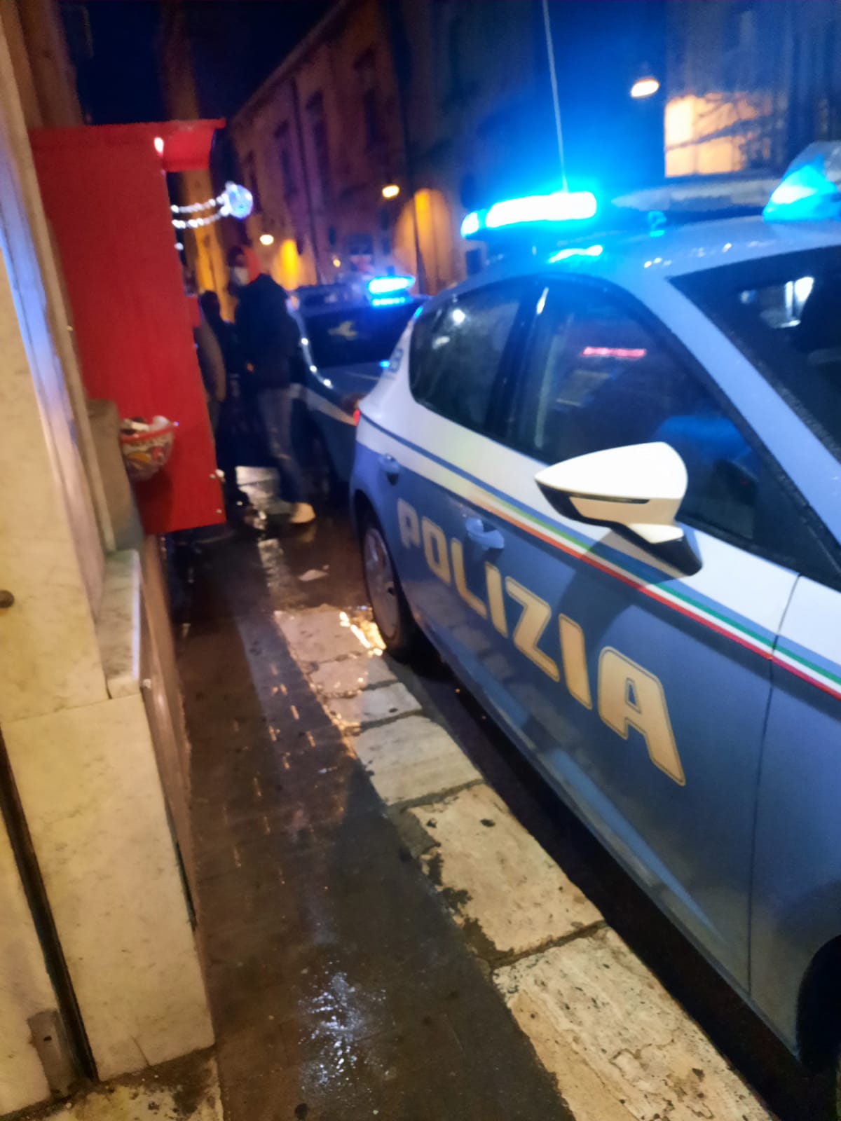 Con una spranga danneggia vetture a caso, bloccato un uomo dalla polizia nel Centro di Sciacca