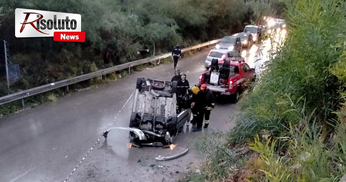 Incidente autonomo in contrada Isabella a Sciacca, si ribalta auto per fortuna illeso il conducente