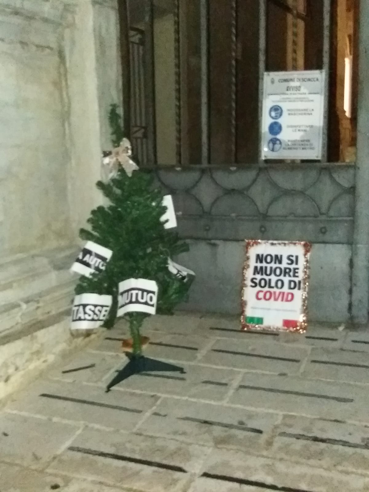 La protesta delle "Mascherine Tricolori" anche a Sciacca, "un albero decadente" dietro la porta del Comune