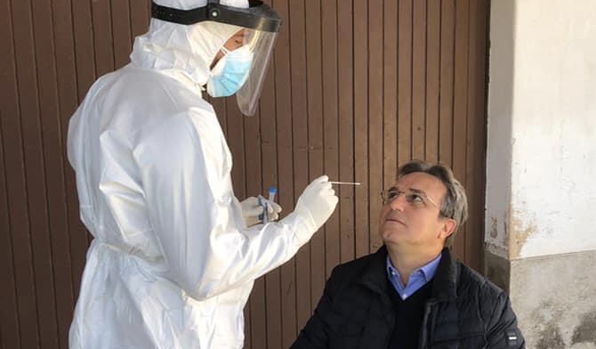 Covid, screening a Sambuca e anche il sindaco fa il tampone per spingere i concittadini a non tirarsi indietro