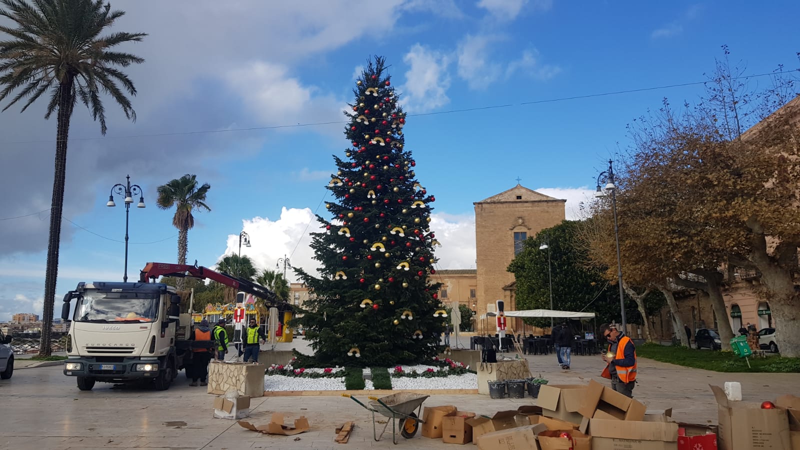 Filodiffusione nel centro storico di Sciacca a Natale, commercianti pagano l'installazione e il Comune i diritti Siae