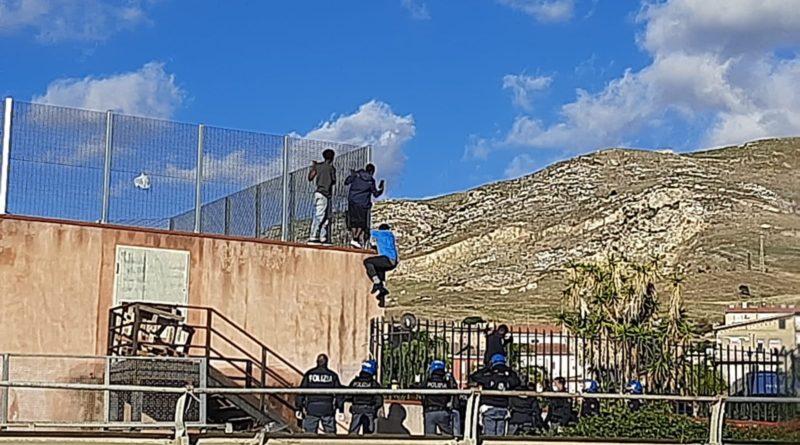 Venti extracomunitari fuggono dal centro di accoglienza di Siculiana