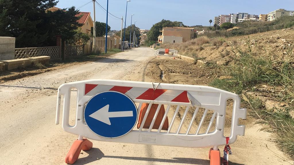 Il comitato Lido Ferdinandea: "Troppi liquami e fango sulla via, si provveda subito a rimuoverli e a sistemare la strada"