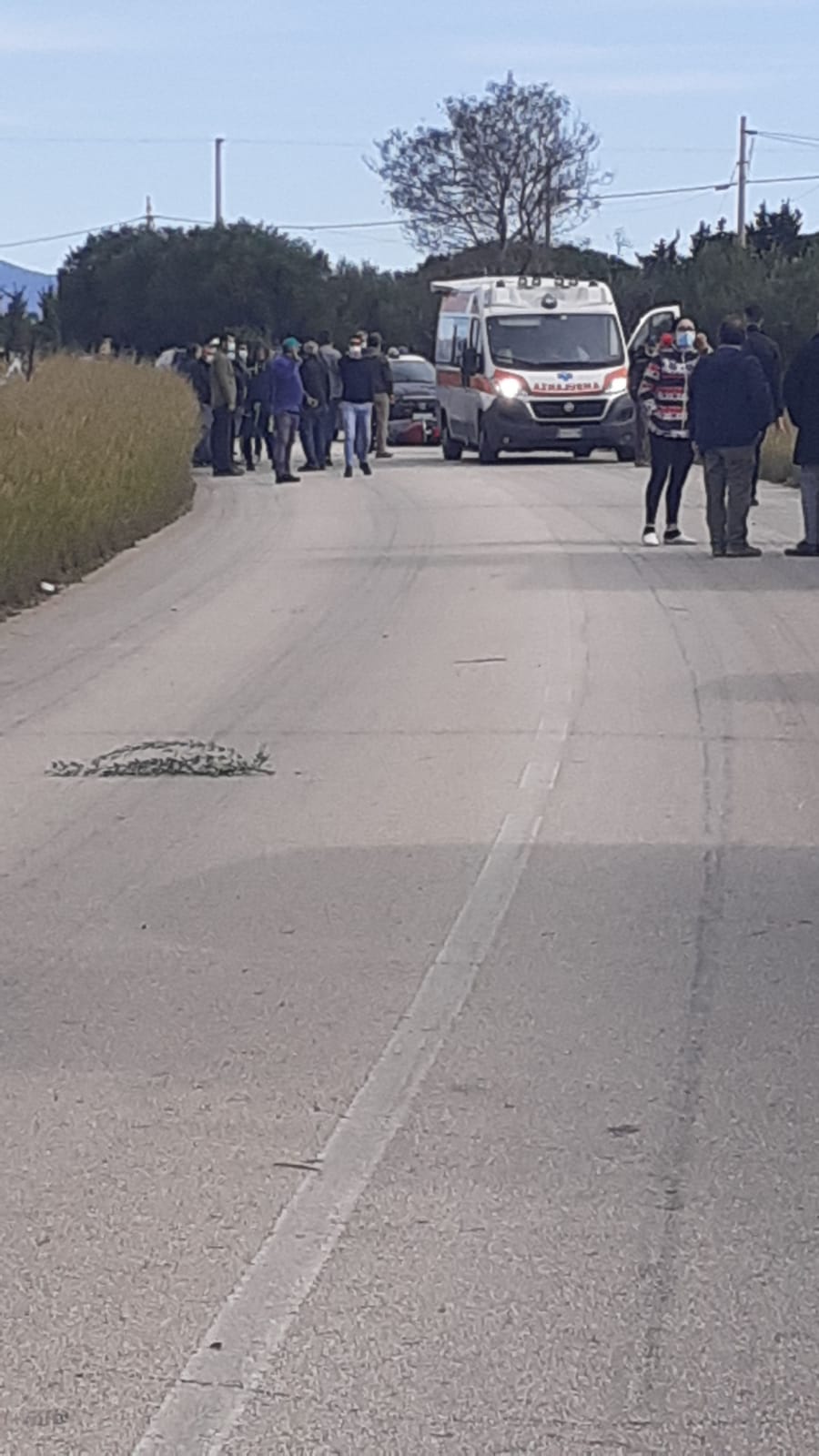 Incidente tra un camion e uno scooter sulla strada per Seccagrande a Ribera, ragazza ferita trasferita al Sant'Elia di Caltanissetta