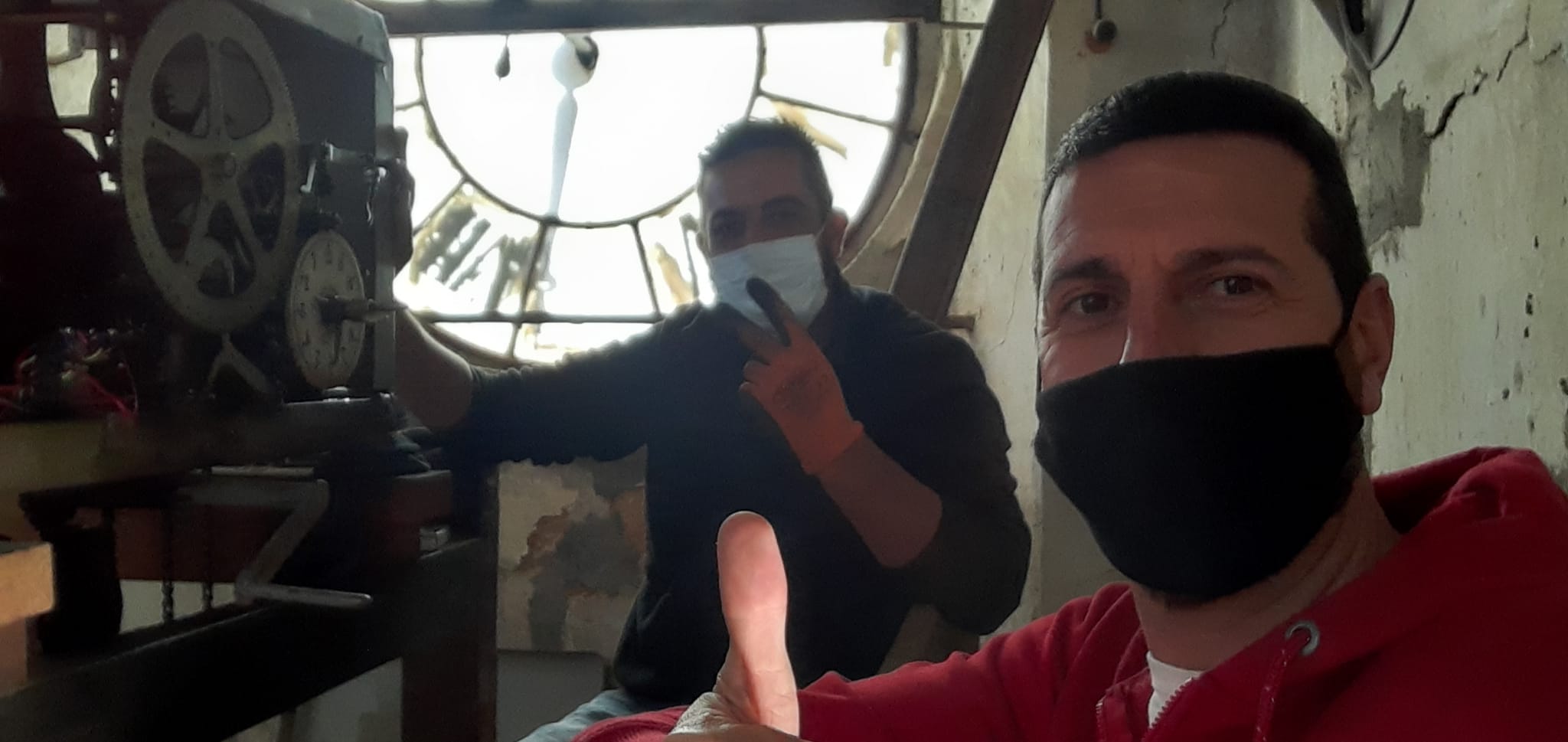Due riberesi rimettono in funzione gratuitamente l'orologio del municipio e illuminano il campanile