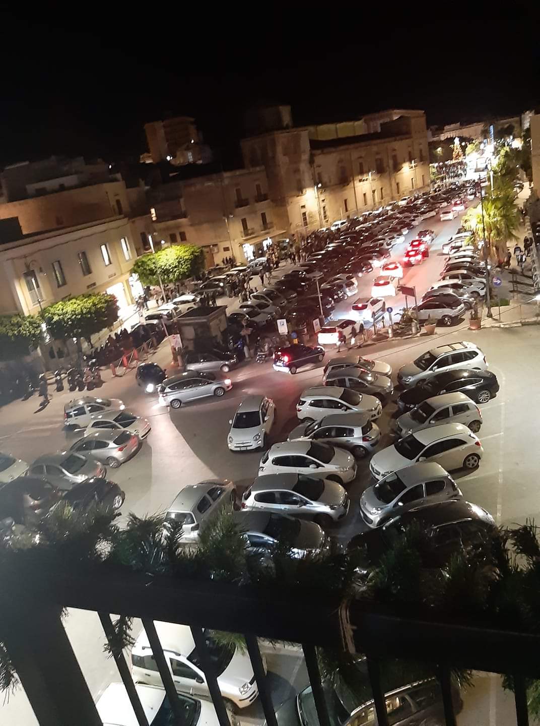 Ultimo weekend di shopping  prima dei divieti, centro storico di Sciacca pieno di persone