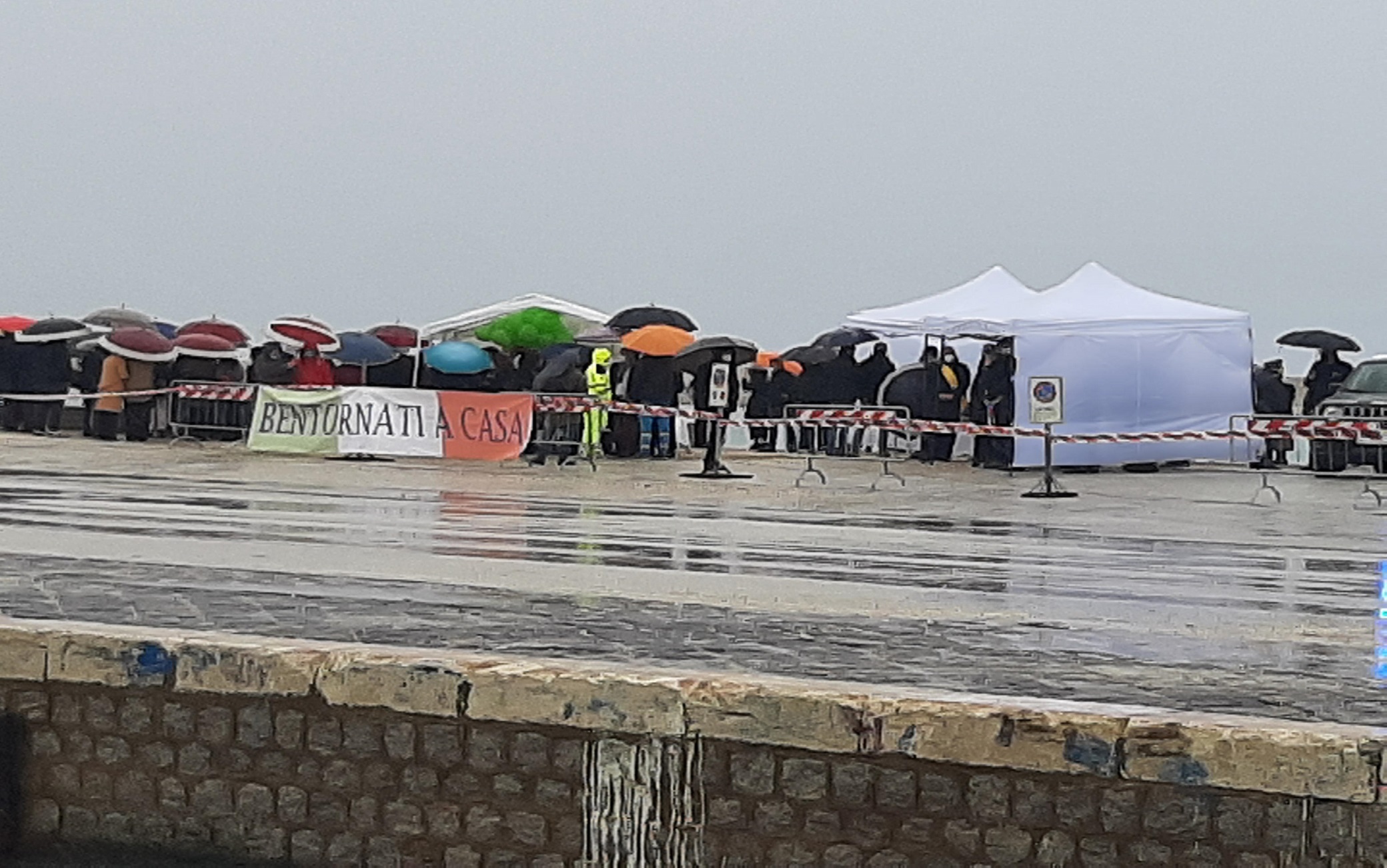 Rientrano in porto i due pescherecci sequestrati in Libia, l'abbraccio ai 18 pescatori di tutta Mazara