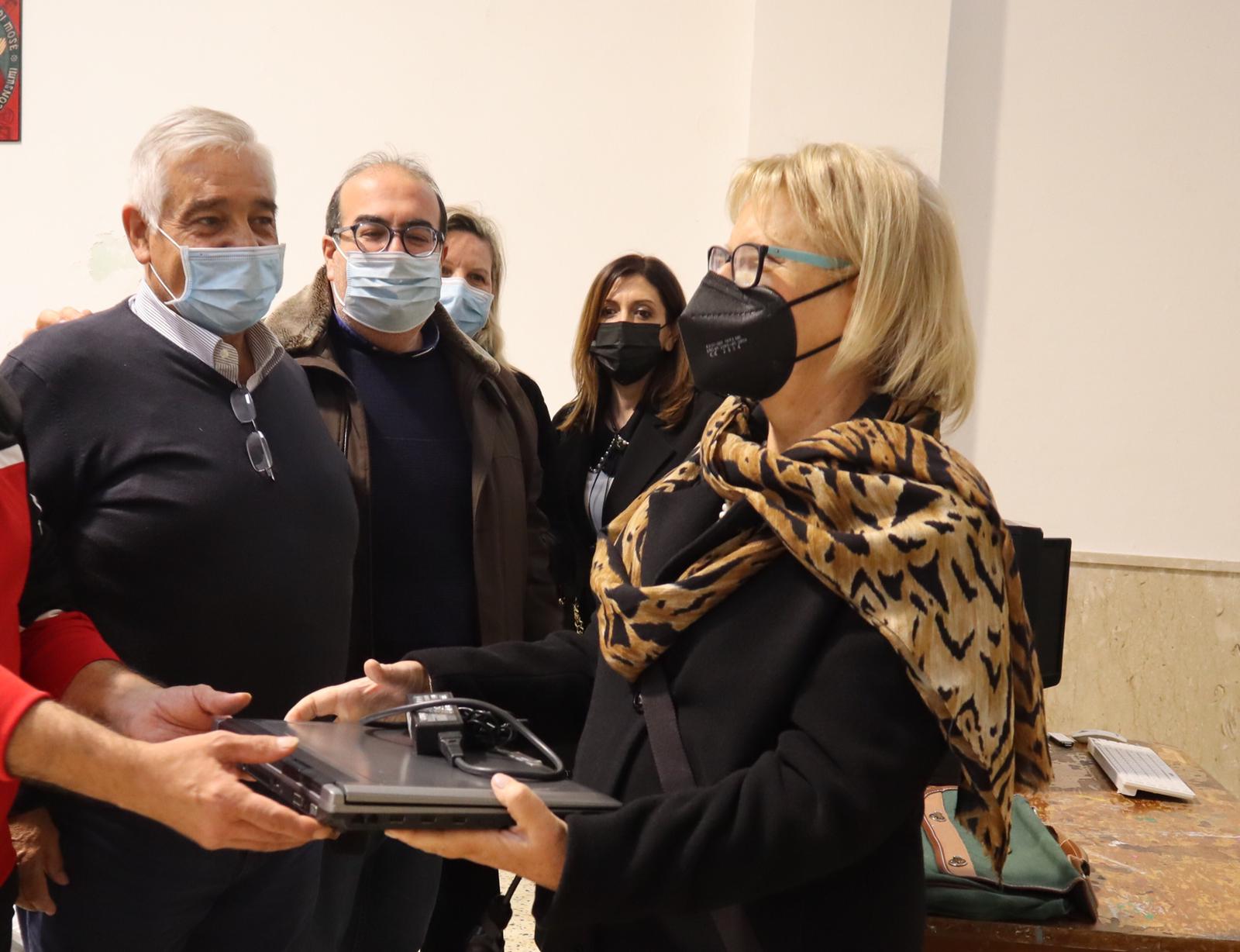 Un papà riceve in dono un computer grazie al progetto "La Mappa della Solidarietà"  dell'Inner Wheel Club di Sciacca