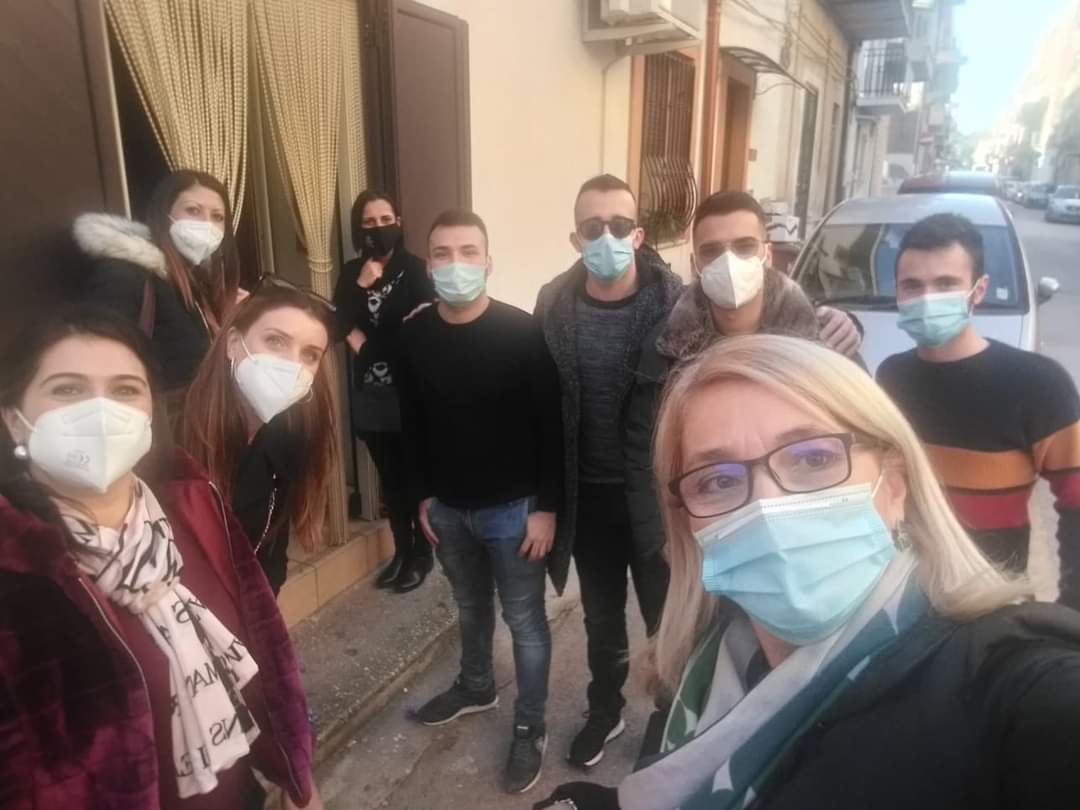 Un dono e un sorriso nelle case dei riberesi da parte dei giovani di "Diventerà Bellissima"
