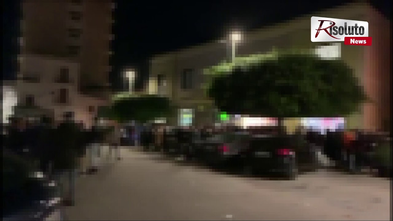 Assembramenti in piazza Rossi a Sciacca, tanti giovanissimi non rinunciano alla movida (Video)