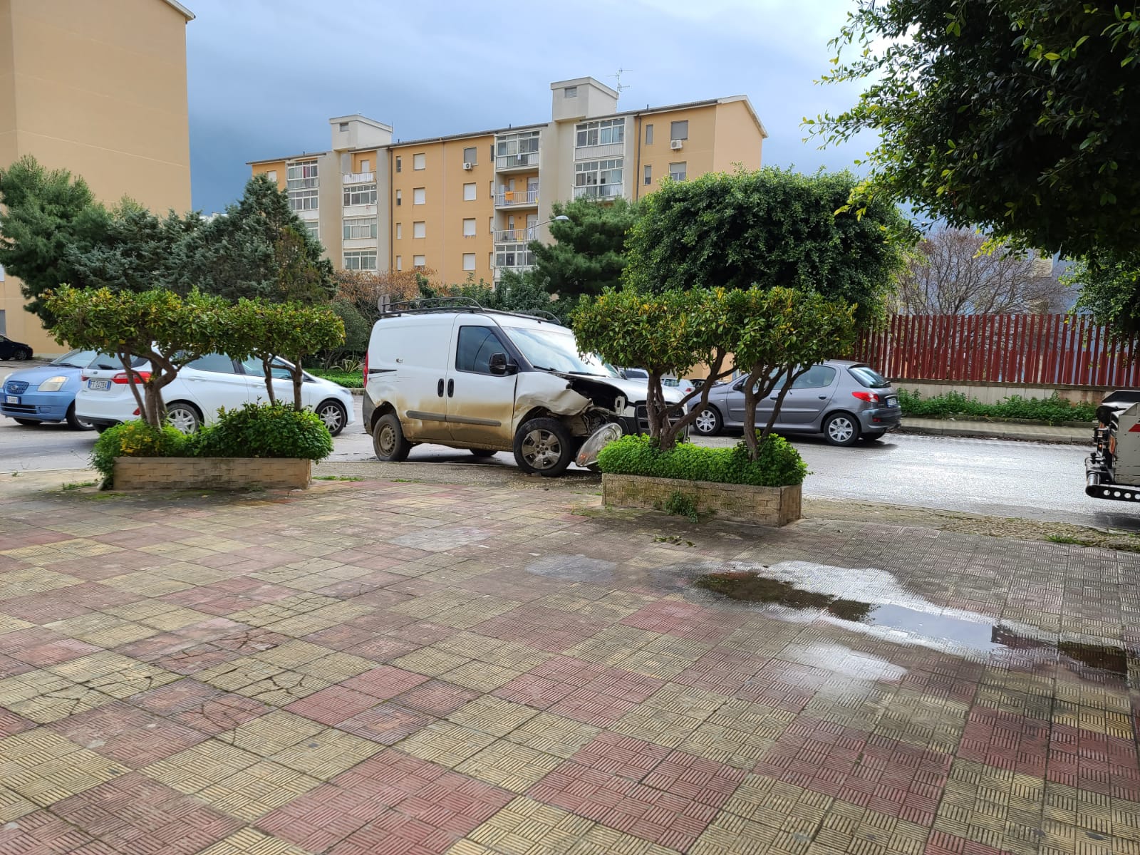 Incidente in via Delle Azalee alla Perriera, due mezzi coinvolti